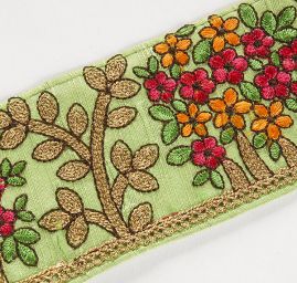 Porta vyšívaná na šantungu drobné květy zelená