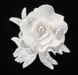 Krajkový květ s perličkou lomená bílá