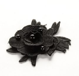 Krajkový květ s perličkou černá