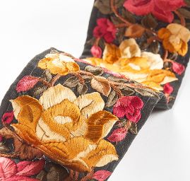 Vyšívaná stuha šantung širší květy žluté/červené