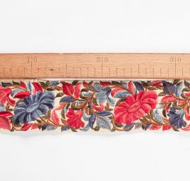 Vyšívaná stuha šantung širší květy modré/vínové