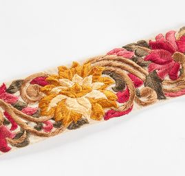Vyšívaná stuha šantung květy žluté/vínové