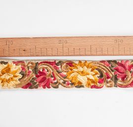 Vyšívaná stuha šantung květy žluté/vínové