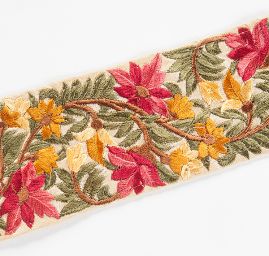 Vyšívaná stuha šantung květy červené/vínové