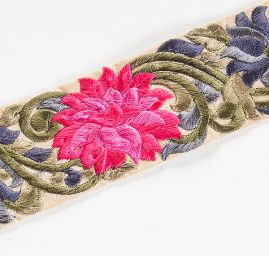 Vyšívaná stuha šantung květy růžové/fuchsiové