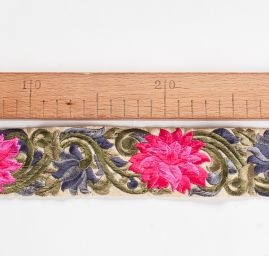 Vyšívaná stuha šantung květy růžové/fuchsiové