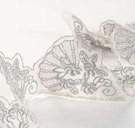 Krajka lem vějíř a květinový ornament stříbrná