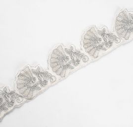 Krajka lem vějíř a květinový  ornament  stříbrná