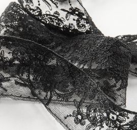 Krajka lem květy černé barvy