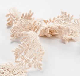 Krajka hrubá lem květinový vzor béžové barvy