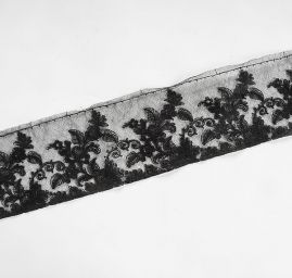 Krajka lem květinový ornament černé barvy