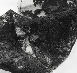 Krajka lem květinový ornament černé barvy