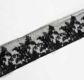 Krajka lem květinový ornament černé barvy