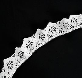 Krajka hrubá se vzorem v bílé barvě