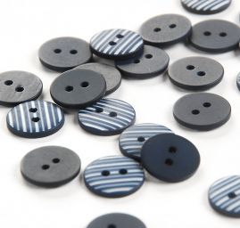 Knoflík plastový kulatý modrobílé proužky 26"