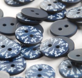 Knoflík plastový kulatý modrobílý vzor 26"