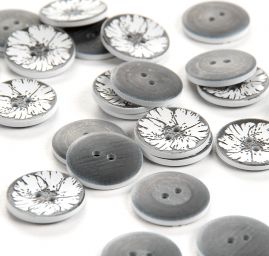 Knoflík plastový kulatý černobílý květ 28"