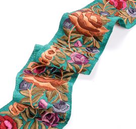 Vyšívaná stuha šantung květy zelená