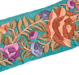 Vyšívaná stuha šantung květy zelená