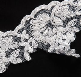 Krajka lem květy bílá doplněna rokajlem a korálky