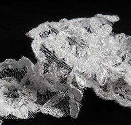 Krajka lem květy bílá doplněna rokajlem a korálky