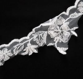 Krajka lem jemný květ bílá flitry/rokajl/perličky
