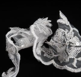 Krajka lem jemný květ bílá flitry/rokajl/perličky