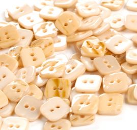 Knoflík perleťový dvoudírkový  tvar čtverce béžový