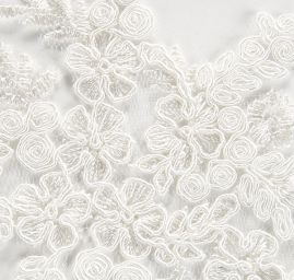 Krajková květinová aplikace lomená bílá