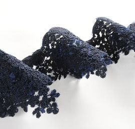 Krajka lem výšivka na tylu drobné květy tm.modré