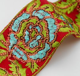 Porta textilní výšivka/flitry květinový vzor červená