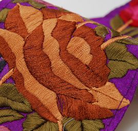 Porta vyšívaný šantung motiv květy fialová