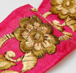 Porta vyšívaný šantung vzor květy fuchsiová