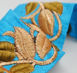 Porta vyšívaný šantung vzor lístky tyrkysová