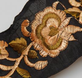 Porta vyšívaný šantug vzor květy černá