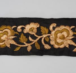 Porta vyšívaný šantug vzor květy černá