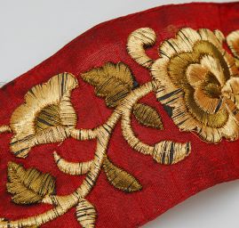 Porta vyšívaný šantung vzor květy vínová