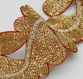 Porta šitý zlatý rokajl, lurex a stříbrné perličky