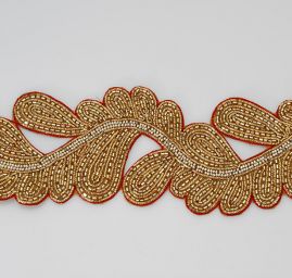 Porta šitý zlatý rokajl, lurex a stříbrné perličky