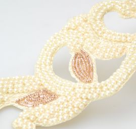 Porta pošitá korálky a lurexem smetanová