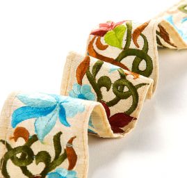 Vyšívaná stuha šantung květy světle modré