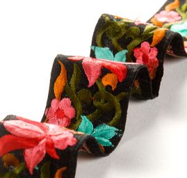 Vyšívaná stuha šantung květy červené