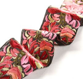 Vyšívaná stuha šantung květy růží na černém 