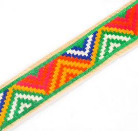 Vyšívaná stuha geometrický vzor zelená