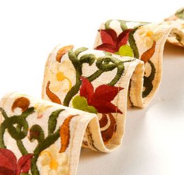 Vyšívaná stuha šantung květy žluté