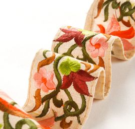 Vyšívaná stuha šantung květy oranžovorůžové