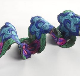 Vyšívaná stuha šantung květy velké modré II.jakost