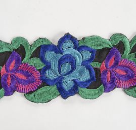 Vyšívaná stuha šantung květy velké modré II.jakost