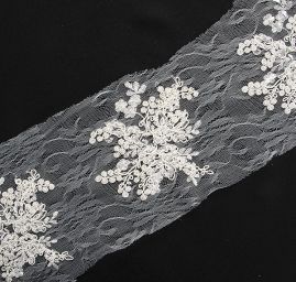 Krajková vsadka výšivka na tylu smetanová