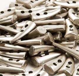 Knoflík plastový oliva roh stříbrný 13 x 33 mm